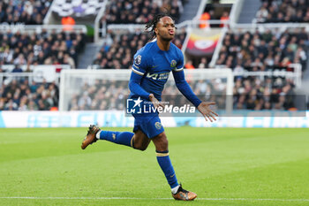 2023-11-25 - Raheem Sterling of Chelsea celebrates his goal 1-1 during the English championship Premier League football match between Newcastle United and Chelsea on 25 November 2023 at St James's Park in Newcastle, England - FOOTBALL - ENGLISH CHAMP - NEWCASTLE V CHELSEA - ENGLISH PREMIER LEAGUE - SOCCER