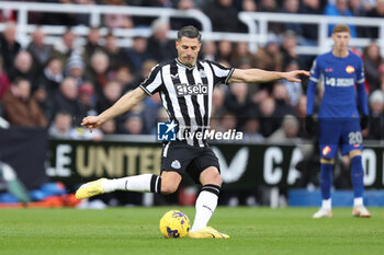 2023-11-25 - Fabian Schär of Newcastle during the English championship Premier League football match between Newcastle United and Chelsea on 25 November 2023 at St James's Park in Newcastle, England - FOOTBALL - ENGLISH CHAMP - NEWCASTLE V CHELSEA - ENGLISH PREMIER LEAGUE - SOCCER