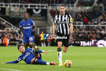 2023-11-25 - Fabian Schär of Newcastle evades a tackle from Enzo Fernandez of Chelsea during the English championship Premier League football match between Newcastle United and Chelsea on 25 November 2023 at St James's Park in Newcastle, England - FOOTBALL - ENGLISH CHAMP - NEWCASTLE V CHELSEA - ENGLISH PREMIER LEAGUE - SOCCER