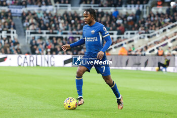 2023-11-25 - Raheem Sterling of Chelsea during the English championship Premier League football match between Newcastle United and Chelsea on 25 November 2023 at St James's Park in Newcastle, England - FOOTBALL - ENGLISH CHAMP - NEWCASTLE V CHELSEA - ENGLISH PREMIER LEAGUE - SOCCER