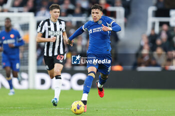 2023-11-25 - Enzo Fernandez of Chelsea during the English championship Premier League football match between Newcastle United and Chelsea on 25 November 2023 at St James's Park in Newcastle, England - FOOTBALL - ENGLISH CHAMP - NEWCASTLE V CHELSEA - ENGLISH PREMIER LEAGUE - SOCCER