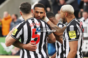 2023-11-25 - Jamaal Lascelles of Newcastle celebrates his goal 2-1 with Fabian Schär, Joelinton during the English championship Premier League football match between Newcastle United and Chelsea on 25 November 2023 at St James's Park in Newcastle, England - FOOTBALL - ENGLISH CHAMP - NEWCASTLE V CHELSEA - ENGLISH PREMIER LEAGUE - SOCCER