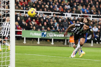 2023-11-25 - Jamaal Lascelles of Newcastle scores a goal 2-1 during the English championship Premier League football match between Newcastle United and Chelsea on 25 November 2023 at St James's Park in Newcastle, England - FOOTBALL - ENGLISH CHAMP - NEWCASTLE V CHELSEA - ENGLISH PREMIER LEAGUE - SOCCER
