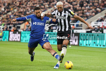 2023-11-25 - Reece James of Chelsea and Joelinton of Newcastle during the English championship Premier League football match between Newcastle United and Chelsea on 25 November 2023 at St James's Park in Newcastle, England - FOOTBALL - ENGLISH CHAMP - NEWCASTLE V CHELSEA - ENGLISH PREMIER LEAGUE - SOCCER
