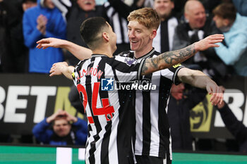 2023-11-25 - Anthony Gordon of Newcastle celebrates his goal 4-1 with Miguel Almiron during the English championship Premier League football match between Newcastle United and Chelsea on 25 November 2023 at St James's Park in Newcastle, England - FOOTBALL - ENGLISH CHAMP - NEWCASTLE V CHELSEA - ENGLISH PREMIER LEAGUE - SOCCER