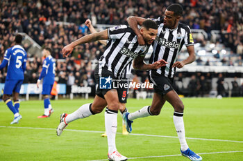 2023-11-25 - Jamaal Lascelles of Newcastle celebrates his goal 2-1 with Alexander Isak during the English championship Premier League football match between Newcastle United and Chelsea on 25 November 2023 at St James's Park in Newcastle, England - FOOTBALL - ENGLISH CHAMP - NEWCASTLE V CHELSEA - ENGLISH PREMIER LEAGUE - SOCCER