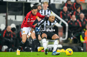 2023-12-02 - Joelinton of Newcastle holds off Antony Dos Santos of Manchester United during the English championship Premier League football match between Newcastle United and Manchester United on 2 December 2023 at St James’ Park in Newcastle, England - FOOTBALL - ENGLISH CHAMP - NEWCASTLE V MANCHESTER UNITED - ENGLISH PREMIER LEAGUE - SOCCER