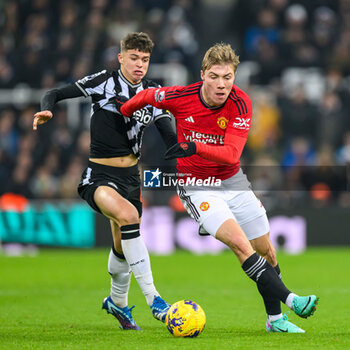 2023-12-02 - Rasmus Hojlund of Manchester United holds off Lewis Miley of Newcastle during the English championship Premier League football match between Newcastle United and Manchester United on 2 December 2023 at St James’ Park in Newcastle, England - FOOTBALL - ENGLISH CHAMP - NEWCASTLE V MANCHESTER UNITED - ENGLISH PREMIER LEAGUE - SOCCER