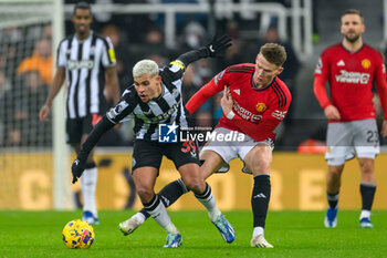 2023-12-02 - Bruno Guimaraes of Newcastle and Scott McTominay of Manchester United during the English championship Premier League football match between Newcastle United and Manchester United on 2 December 2023 at St James’ Park in Newcastle, England - FOOTBALL - ENGLISH CHAMP - NEWCASTLE V MANCHESTER UNITED - ENGLISH PREMIER LEAGUE - SOCCER