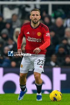2023-12-02 - Luke Shaw of Manchester United during the English championship Premier League football match between Newcastle United and Manchester United on 2 December 2023 at St James’ Park in Newcastle, England - FOOTBALL - ENGLISH CHAMP - NEWCASTLE V MANCHESTER UNITED - ENGLISH PREMIER LEAGUE - SOCCER