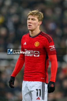 2023-12-02 - Rasmus Hojlund of Manchester United during the English championship Premier League football match between Newcastle United and Manchester United on 2 December 2023 at St James’ Park in Newcastle, England - FOOTBALL - ENGLISH CHAMP - NEWCASTLE V MANCHESTER UNITED - ENGLISH PREMIER LEAGUE - SOCCER