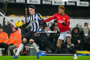 2023-12-02 - Tino Livramento of Newcastle and Marcus Rashford of Manchester United during the English championship Premier League football match between Newcastle United and Manchester United on 2 December 2023 at St James’ Park in Newcastle, England - FOOTBALL - ENGLISH CHAMP - NEWCASTLE V MANCHESTER UNITED - ENGLISH PREMIER LEAGUE - SOCCER