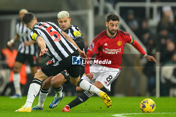 2023-12-02 - Fabian Schar of Newcastle tackles Bruno Fernandes of Manchester United during the English championship Premier League football match between Newcastle United and Manchester United on 2 December 2023 at St James’ Park in Newcastle, England - FOOTBALL - ENGLISH CHAMP - NEWCASTLE V MANCHESTER UNITED - ENGLISH PREMIER LEAGUE - SOCCER