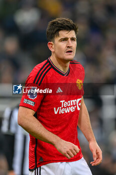 2023-12-02 - Harry Maguire of Manchester United during the English championship Premier League football match between Newcastle United and Manchester United on 2 December 2023 at St James’ Park in Newcastle, England - FOOTBALL - ENGLISH CHAMP - NEWCASTLE V MANCHESTER UNITED - ENGLISH PREMIER LEAGUE - SOCCER