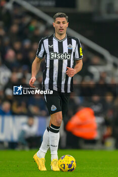 2023-12-02 - Fabian Schar of Newcastle during the English championship Premier League football match between Newcastle United and Manchester United on 2 December 2023 at St James’ Park in Newcastle, England - FOOTBALL - ENGLISH CHAMP - NEWCASTLE V MANCHESTER UNITED - ENGLISH PREMIER LEAGUE - SOCCER