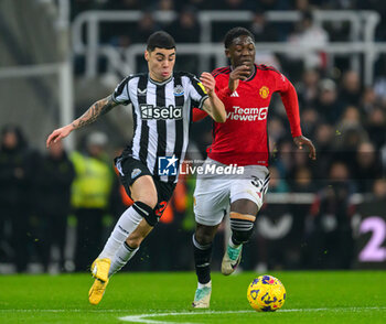 2023-12-02 - Miguel Almiron of Newcastle and Kobie Mainoo of Manchester United during the English championship Premier League football match between Newcastle United and Manchester United on 2 December 2023 at St James’ Park in Newcastle, England - FOOTBALL - ENGLISH CHAMP - NEWCASTLE V MANCHESTER UNITED - ENGLISH PREMIER LEAGUE - SOCCER