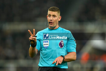2023-12-02 - Referee Robert Jones during the English championship Premier League football match between Newcastle United and Manchester United on 2 December 2023 at St James’ Park in Newcastle, England - FOOTBALL - ENGLISH CHAMP - NEWCASTLE V MANCHESTER UNITED - ENGLISH PREMIER LEAGUE - SOCCER