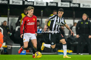 2023-12-02 - Alejandro Garnacho of Manchester United and Miguel Almiron of Newcastle during the English championship Premier League football match between Newcastle United and Manchester United on 2 December 2023 at St James’ Park in Newcastle, England - FOOTBALL - ENGLISH CHAMP - NEWCASTLE V MANCHESTER UNITED - ENGLISH PREMIER LEAGUE - SOCCER