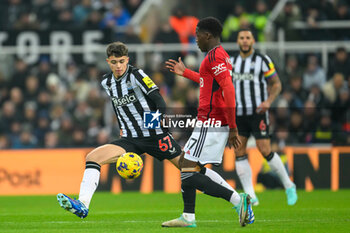 2023-12-02 - Lewis Miley of Newcastle closes down Kobie Mainoo of Manchester United during the English championship Premier League football match between Newcastle United and Manchester United on 2 December 2023 at St James’ Park in Newcastle, England - FOOTBALL - ENGLISH CHAMP - NEWCASTLE V MANCHESTER UNITED - ENGLISH PREMIER LEAGUE - SOCCER