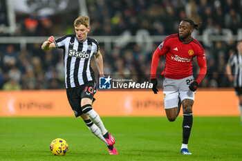 2023-12-02 - Anthony Gordon of Newcastle and Aaron Wan Bissaka of Manchester United during the English championship Premier League football match between Newcastle United and Manchester United on 2 December 2023 at St James’ Park in Newcastle, England - FOOTBALL - ENGLISH CHAMP - NEWCASTLE V MANCHESTER UNITED - ENGLISH PREMIER LEAGUE - SOCCER
