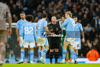 2023-12-03 - Referee Simon Hooper in controversy as he fails to play the advantage and the Manchester City players surround him during the English championship Premier League football match between Manchester City and Tottenham Hotspur on 3 December 2023 at the Etihad Stadium in Manchester, England - FOOTBALL - ENGLISH CHAMP - MANCHESTER CITY V TOTTENHAM - ENGLISH PREMIER LEAGUE - SOCCER