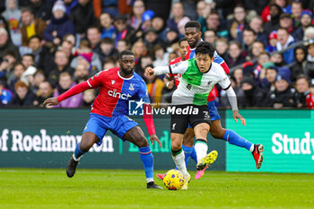2023-12-09 - Wataru Endo (3) of Liverpool and Jeffrey Schlupp of Crystal Palace during the English championship Premier League football match between Crystal Palace and Liverpool on 9 December 2023 at Selhurst Park in London, England - FOOTBALL - ENGLISH CHAMP - CRYSTAL PALACE V LIVERPOOL - ENGLISH PREMIER LEAGUE - SOCCER