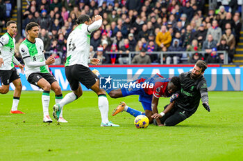 2023-12-09 - Virgil van Dijk (4) of Liverpool brings down Odsonne Édouard (22) of Crystal Palace for a penalty during the English championship Premier League football match between Crystal Palace and Liverpool on 9 December 2023 at Selhurst Park in London, England - FOOTBALL - ENGLISH CHAMP - CRYSTAL PALACE V LIVERPOOL - ENGLISH PREMIER LEAGUE - SOCCER