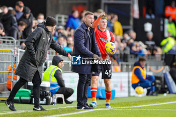 2023-12-11 - Rob Edwards Manager of Luton Town during the English championship Premier League football match between Luton Town and Manchester City on 10 December 2023 at Kenilworth Road in Luton, England - FOOTBALL - ENGLISH CHAMP - LUTON TOWN V MANCHESTER CITY - ENGLISH PREMIER LEAGUE - SOCCER