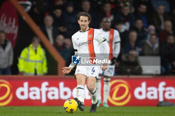 2023-12-16 - Luton Town defender Tom Lockyer during the English championship Premier League football match between Bournemouth and Luton Town on 16 December 2023 at the Vitality Stadium in Bournemouth, England - FOOTBALL - ENGLISH CHAMP - BOURNEMOUTH V LUTON TOWN - ENGLISH PREMIER LEAGUE - SOCCER