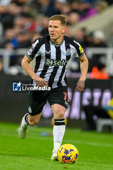2023-12-16 - Matt Ritchie of Newcastle during the English championship Premier League football match between Newcastle United and Fulham on 16 December 2023 at St. James' Park in Newcastle, England - FOOTBALL - ENGLISH CHAMP - NEWCASTLE V FULHAM - ENGLISH PREMIER LEAGUE - SOCCER