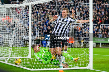 2023-12-16 - Dan Burn of Newcastle scores the third goal during the English championship Premier League football match between Newcastle United and Fulham on 16 December 2023 at St. James' Park in Newcastle, England - FOOTBALL - ENGLISH CHAMP - NEWCASTLE V FULHAM - ENGLISH PREMIER LEAGUE - SOCCER