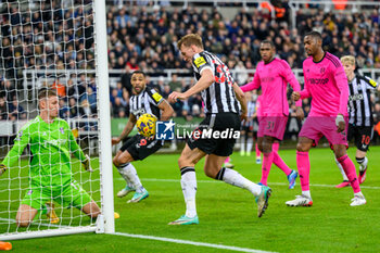 2023-12-16 - Dan Burn of Newcastle scores the third goal during the English championship Premier League football match between Newcastle United and Fulham on 16 December 2023 at St. James' Park in Newcastle, England - FOOTBALL - ENGLISH CHAMP - NEWCASTLE V FULHAM - ENGLISH PREMIER LEAGUE - SOCCER