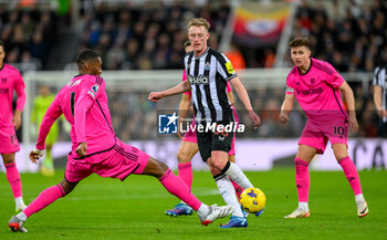 2023-12-16 - Sean Longstaff of Newcastle passes the ball past Tosin Adarabuoyo of Fulham during the English championship Premier League football match between Newcastle United and Fulham on 16 December 2023 at St. James' Park in Newcastle, England - FOOTBALL - ENGLISH CHAMP - NEWCASTLE V FULHAM - ENGLISH PREMIER LEAGUE - SOCCER
