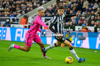 2023-12-16 - Lewis Miley of Newcastle shields the ball from Antonee Robinson of Fulham during the English championship Premier League football match between Newcastle United and Fulham on 16 December 2023 at St. James' Park in Newcastle, England - FOOTBALL - ENGLISH CHAMP - NEWCASTLE V FULHAM - ENGLISH PREMIER LEAGUE - SOCCER