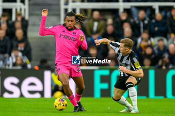 2023-12-16 - Alex Iwobi of Fulham shields the ball from Emil Krafth of Newcastle during the English championship Premier League football match between Newcastle United and Fulham on 16 December 2023 at St. James' Park in Newcastle, England - FOOTBALL - ENGLISH CHAMP - NEWCASTLE V FULHAM - ENGLISH PREMIER LEAGUE - SOCCER