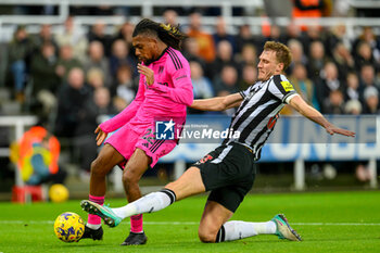 2023-12-16 - Dan Burn of Newcastle tackles Alex Iwobi of Fulham during the English championship Premier League football match between Newcastle United and Fulham on 16 December 2023 at St. James' Park in Newcastle, England - FOOTBALL - ENGLISH CHAMP - NEWCASTLE V FULHAM - ENGLISH PREMIER LEAGUE - SOCCER