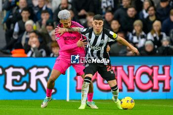 2023-12-16 - Miguel Almiron of Newcastle shields the ball from Antonee Robinson of Fulham during the English championship Premier League football match between Newcastle United and Fulham on 16 December 2023 at St. James' Park in Newcastle, England - FOOTBALL - ENGLISH CHAMP - NEWCASTLE V FULHAM - ENGLISH PREMIER LEAGUE - SOCCER