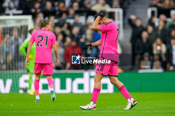 2023-12-16 - Raul Jimenez of Fulham looks dejected after being shown a red card during the English championship Premier League football match between Newcastle United and Fulham on 16 December 2023 at St. James' Park in Newcastle, England - FOOTBALL - ENGLISH CHAMP - NEWCASTLE V FULHAM - ENGLISH PREMIER LEAGUE - SOCCER