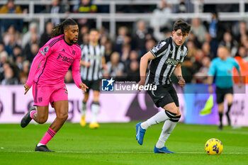 2023-12-16 - Alex Iwobi of Fulham and Tino Livramento of Newcastle during the English championship Premier League football match between Newcastle United and Fulham on 16 December 2023 at St. James' Park in Newcastle, England - FOOTBALL - ENGLISH CHAMP - NEWCASTLE V FULHAM - ENGLISH PREMIER LEAGUE - SOCCER
