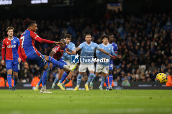 2023-12-16 - Michael Olise of Crystal Palace scores a penalty 2-2 during the English championship Premier League football match between Manchester City and Crystal Palace on 16 December 2023 at the Etihad Stadium in Manchester, England - FOOTBALL - ENGLISH CHAMP - MANCHESTER CITY V CRYSTAL PALACE - ENGLISH PREMIER LEAGUE - SOCCER