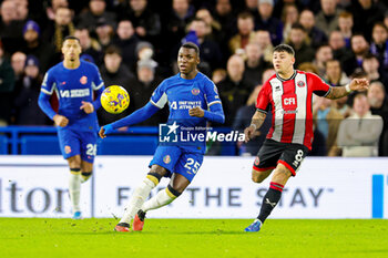 2023-12-18 - Moises Caicedo (25) of Chelsea and Gustavo Hamer of Sheffield during the English championship Premier League football match between Chelsea and Sheffield United on 16 December 2023 at Stamford Bridge in London, England - FOOTBALL - ENGLISH CHAMP - CHELSEA V SHEFFIELD UNITED - ENGLISH PREMIER LEAGUE - SOCCER