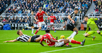 2023-12-26 - Chris Wood of Nottingham Forest scores the equalising goal 1-1 during the English championship Premier League football match between Newcastle United and Nottingham Forest on 26 December 2023 at St. James' Park in Newcastle, England - FOOTBALL - ENGLISH CHAMP - NEWCASTLE V NOTTINGHAM FOREST - ENGLISH PREMIER LEAGUE - SOCCER