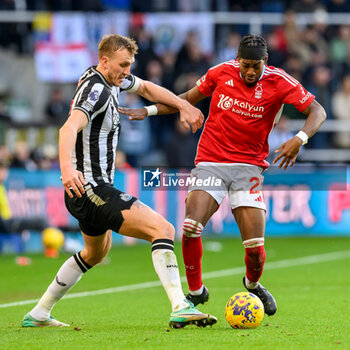 2023-12-26 - Dan Burn of Newcastle and Anthony Elanga of Nottingham Forest during the English championship Premier League football match between Newcastle United and Nottingham Forest on 26 December 2023 at St. James' Park in Newcastle, England - FOOTBALL - ENGLISH CHAMP - NEWCASTLE V NOTTINGHAM FOREST - ENGLISH PREMIER LEAGUE - SOCCER