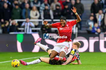 2023-12-26 - Anthony Gordon of Newcastle tackles Anthony Elanga of Nottingham Forest during the English championship Premier League football match between Newcastle United and Nottingham Forest on 26 December 2023 at St. James' Park in Newcastle, England - FOOTBALL - ENGLISH CHAMP - NEWCASTLE V NOTTINGHAM FOREST - ENGLISH PREMIER LEAGUE - SOCCER