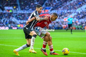 2023-12-26 - Murillo of Nottingham Forest holds off Miguel Almiron of Newcastle during the English championship Premier League football match between Newcastle United and Nottingham Forest on 26 December 2023 at St. James' Park in Newcastle, England - FOOTBALL - ENGLISH CHAMP - NEWCASTLE V NOTTINGHAM FOREST - ENGLISH PREMIER LEAGUE - SOCCER