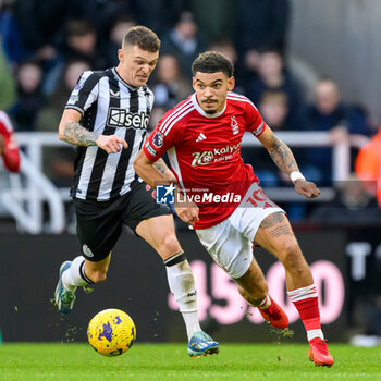 2023-12-26 - Morgan Gibbs-White of Nottingham Forest runs past Kieran Trippier of Newcastle during the English championship Premier League football match between Newcastle United and Nottingham Forest on 26 December 2023 at St. James' Park in Newcastle, England - FOOTBALL - ENGLISH CHAMP - NEWCASTLE V NOTTINGHAM FOREST - ENGLISH PREMIER LEAGUE - SOCCER