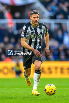 2023-12-26 - Fabian Schar of Newcastle during the English championship Premier League football match between Newcastle United and Nottingham Forest on 26 December 2023 at St. James' Park in Newcastle, England - FOOTBALL - ENGLISH CHAMP - NEWCASTLE V NOTTINGHAM FOREST - ENGLISH PREMIER LEAGUE - SOCCER