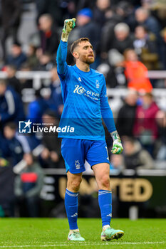 2023-12-26 - Nottingham Forest goalkeeper Matt Turner celebrates after the final whistle during the English championship Premier League football match between Newcastle United and Nottingham Forest on 26 December 2023 at St. James' Park in Newcastle, England - FOOTBALL - ENGLISH CHAMP - NEWCASTLE V NOTTINGHAM FOREST - ENGLISH PREMIER LEAGUE - SOCCER
