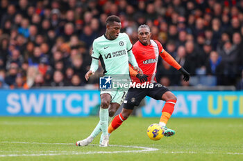 2023-12-30 - Chelsea Forward Nicolas Jackson and Luton Town Defender Amari'i Bell during the English championship Premier League football match between Luton Town and Chelsea on 30 December 2023 at Kenilworth Road in Luton, England - FOOTBALL - ENGLISH CHAMP - LUTON TOWN V CHELSEA - ENGLISH PREMIER LEAGUE - SOCCER
