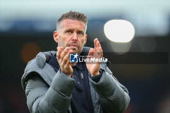 2023-12-30 - Luton Town Manager Rob Edwards during the English championship Premier League football match between Luton Town and Chelsea on 30 December 2023 at Kenilworth Road in Luton, England - FOOTBALL - ENGLISH CHAMP - LUTON TOWN V CHELSEA - ENGLISH PREMIER LEAGUE - SOCCER